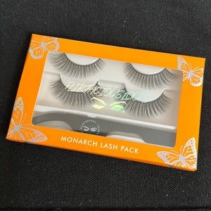 FLIRTACIOUS LOOKS
Monarch Lash Pack